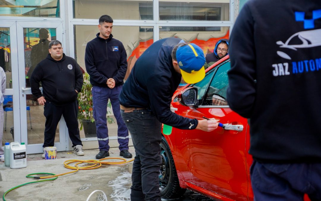 La Casa de la Juventud impulsa capacitación en estética vehicular como herramienta de inserción laboral en Río Gallegos