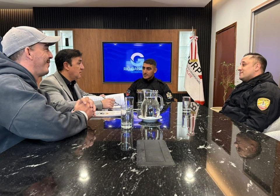 Pablo Grasso firmó un convenio con la Policía de Santa Cruz para el uso del Natatorio Municipal