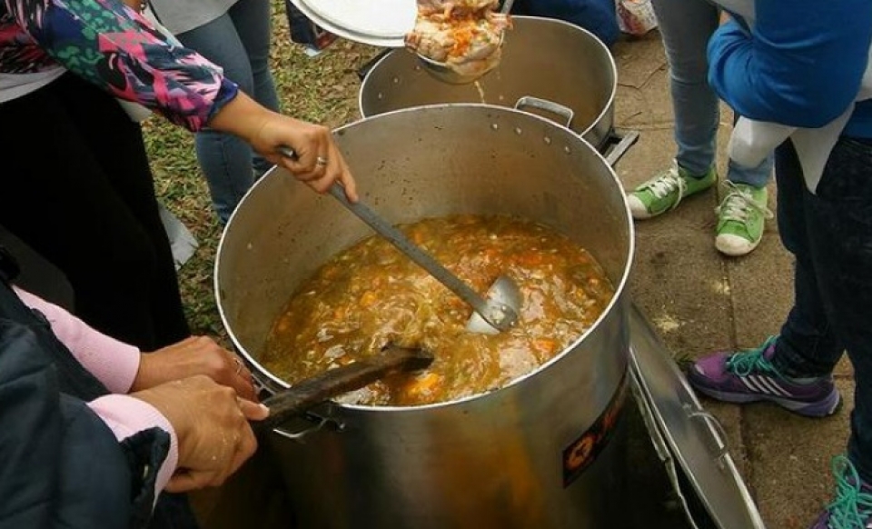 Por la crisis social, la intendencia de Grasso  va los barrios y ahora, con Ollas Populares