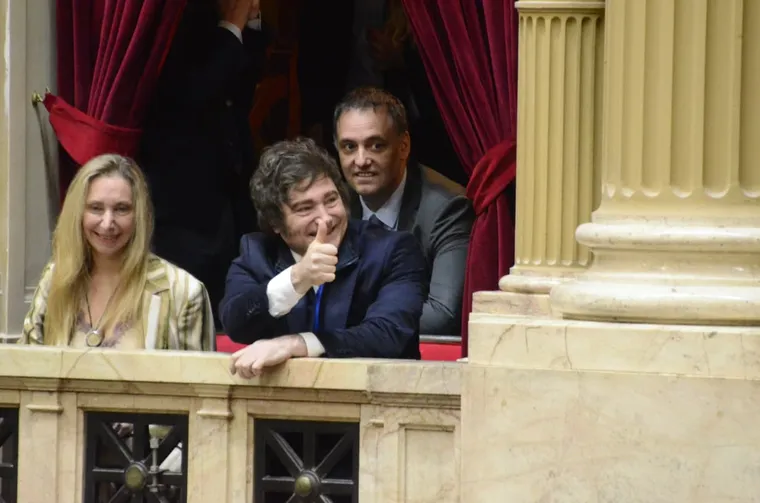 Milei se mostrará con Adorni en el Congreso en medio de la acusación por enriquecimiento ilícito del funcionario. Además confirmó su candidatura en 2027