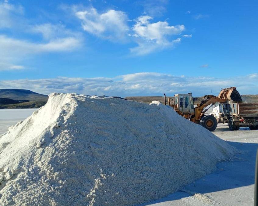 Vialidad trabaja en rutas de la provincia y continúa con el acopio de sal para el invierno