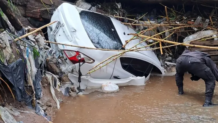 Tragedia en Tucumán: Una pareja murió abrazada en su auto tras ser arrastrada por la corriente