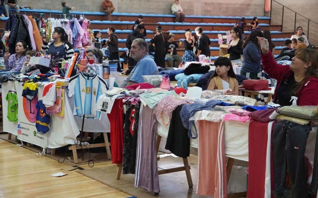 Primera feria de emprendedores barriales del CENIN 7 en el Gimnasio Municipal Eva Perón