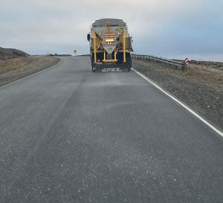 Vialidad Provincial realiza distribución de sal sobre la Ruta Provincial N° 5