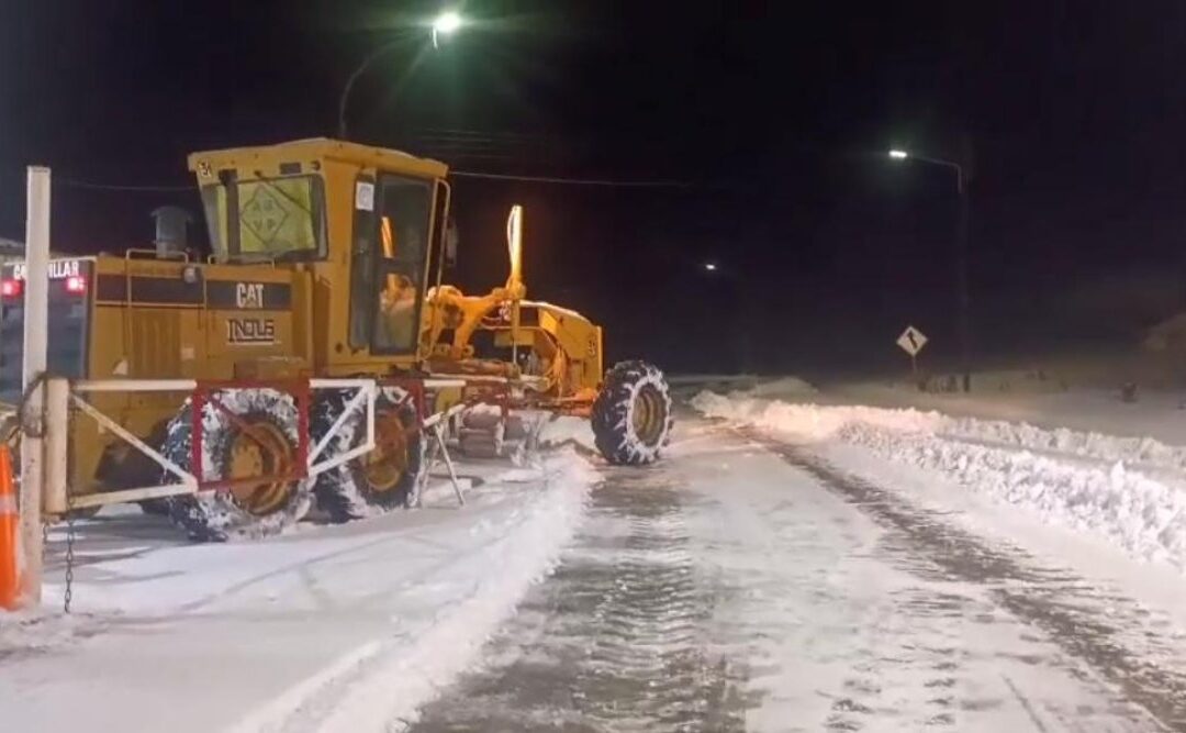 Vialidad Provincial desplegó un amplio operativo tras las nevadas registradas en distintos puntos de Santa Cruz