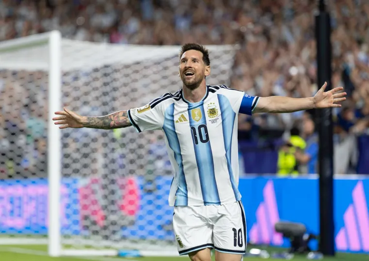 Con un triplete de Messi bestial Argentina ganó en su debut Mundial 3-0 a Argelia