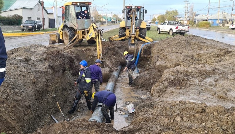 Servicios Públicos trabaja en la reparación de un caño ubicado en Riquez y Lorenzo  de la capital