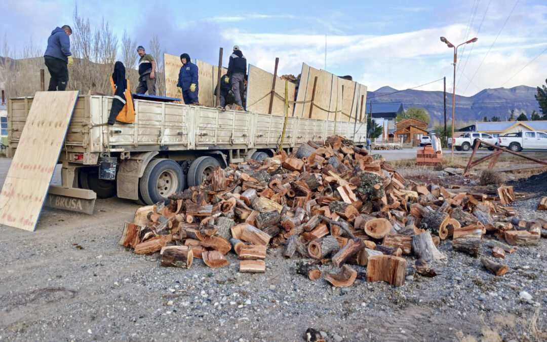 Desarrollo Social avanza con la entrega de leña en localidades del interior provincial