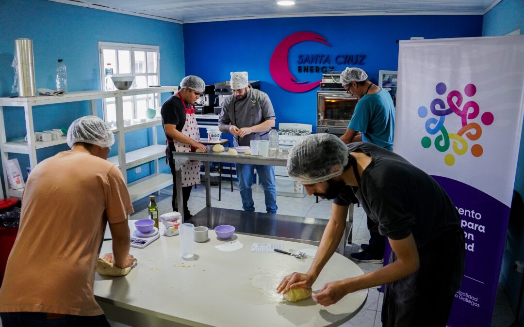 Con foco en la inclusión laboral, el Municipio dicta un taller de pastelería para el Club de Jóvenes y Adultos del área de discapacidad