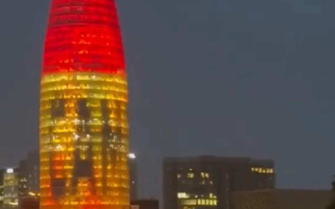 En España ya preparan los festejos: Iluminaron la torre Agbar con el texto “Campeones”