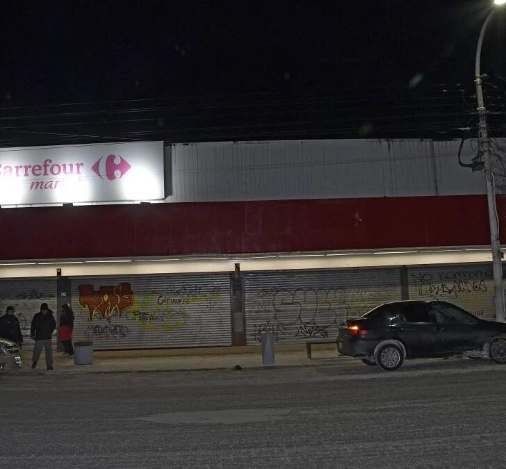 Grasso por el cierre de un super en el centro de la capital: “Otra vez la MOTOSIERRA se lleva 40 puestos de trabajo en Santa Cruz con el lamentable cierre de CARREFOUR”