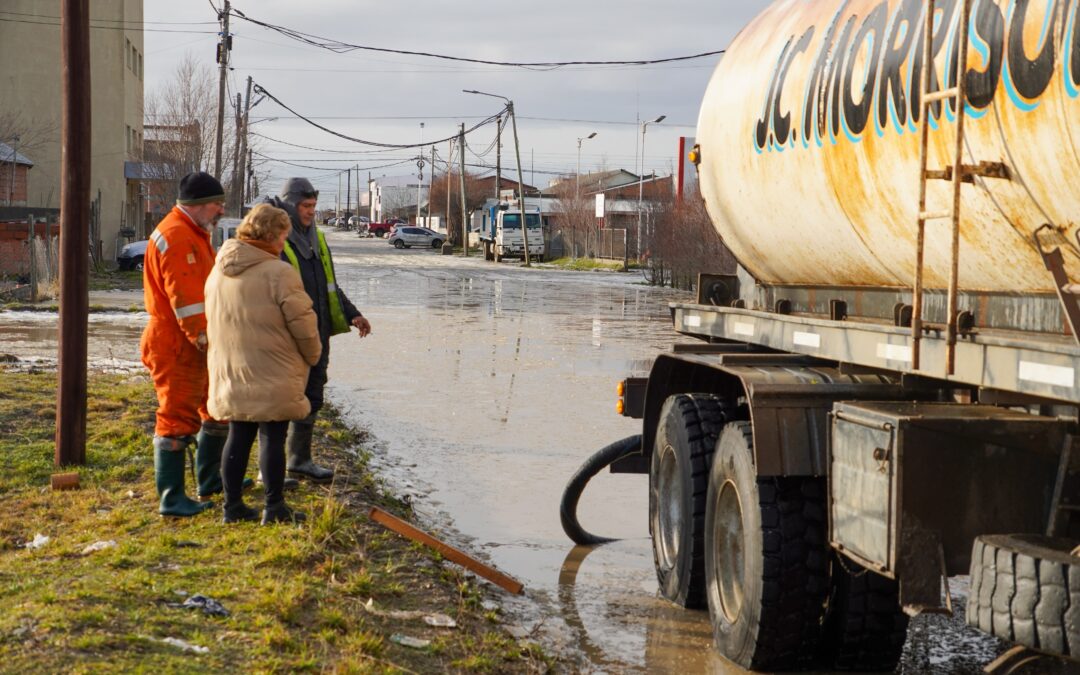 Municipio mantiene un operativo permanente para asistir a vecinos afectados por el deshielo y las lluvias