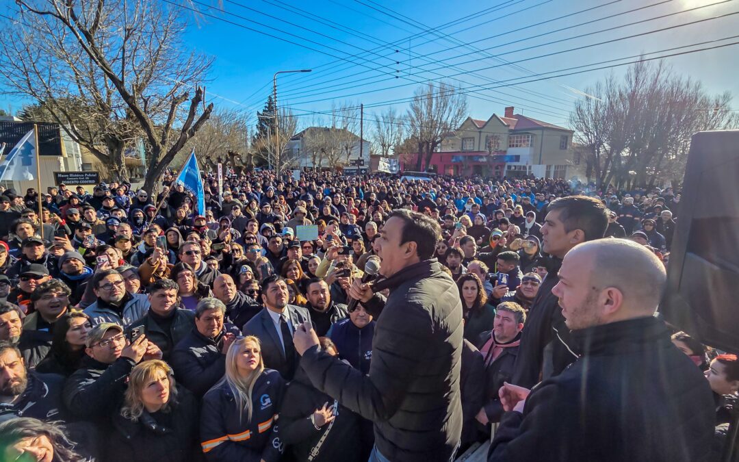 Frente a más de 2000 trabajadores, Grasso fue contundente ante la amenaza del Gobierno: «No vamos a permitir que le metan la mano en el bolsillo a los laburantes»