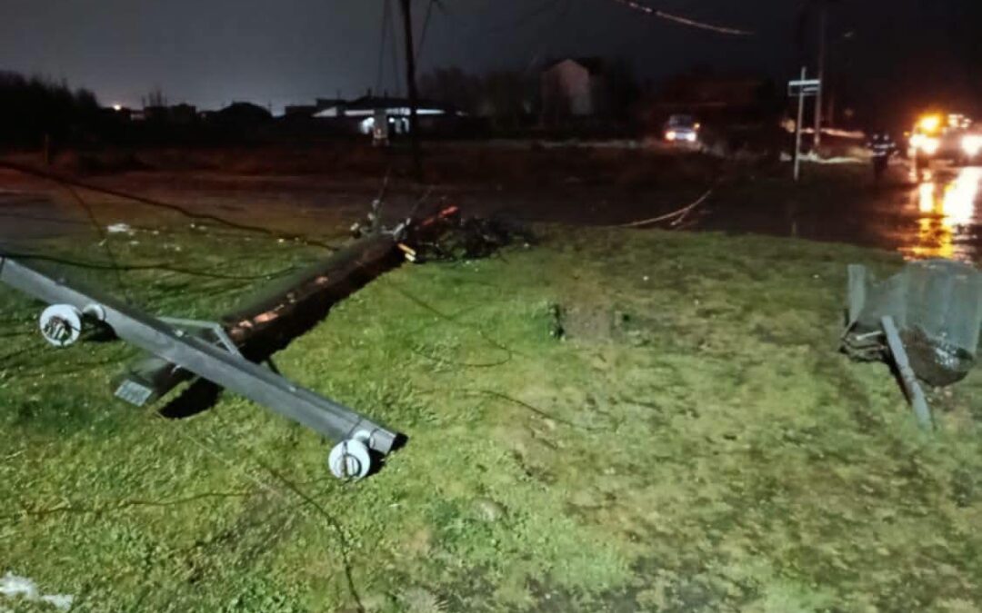 CONDUCTOR VENÍA “CLASIFICANDO”, SE COMIÓ UN POSTE DE LUZ Y DEJÓ SIN SUMINISTRO ELÉCTRICO A UN AMPLIO SECTOR DE RÍO GALLEGOS. SPSE YA TRABAJA EN EL LUGAR