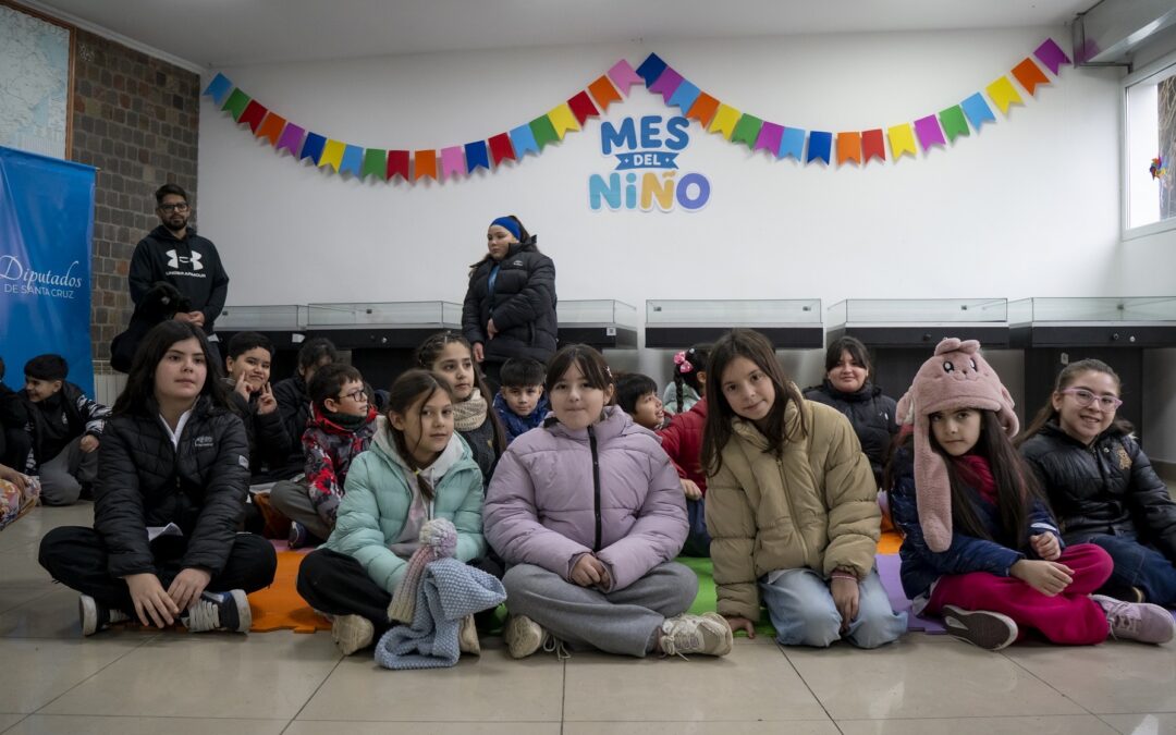 MES DE LAS INFANCIAS: Alumnos de 4° grado de la Escuela N° 78 de Río Gallegos participaron de las visitas guiadas por la Biblioteca Legislativa