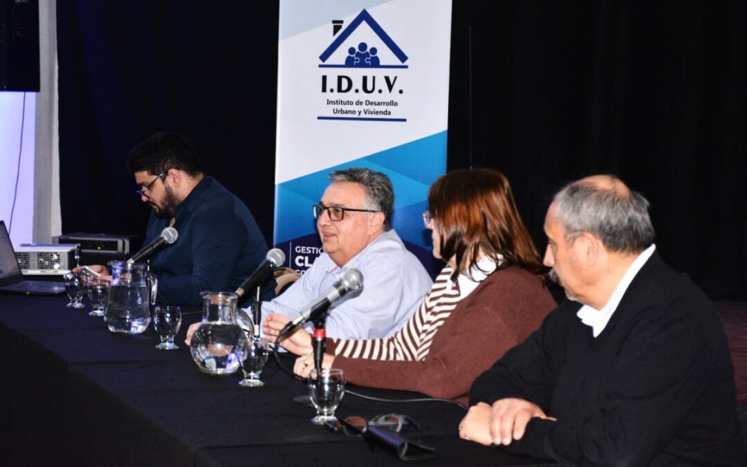 EL DERECHO AL ACCESO A LA VIVIENDA  El IDUV brindó información a las familias preadjudicatarias de viviendas y recomendó que la comunicación sea a través de los canales oficiales