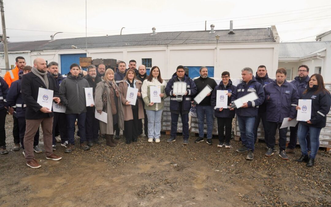 OBRAS PÚBLICAS Y EFICIENCIA ENERGÉTICA  15.000 luminarias LED llegarán a las localidades santacruceñas para ampliar y modernizar el alumbrado público
