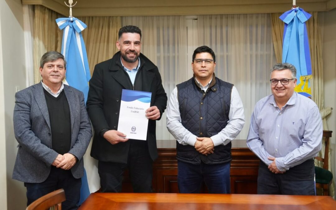 OBRAS PARA LA COMUNIDAD: Vidal y Galarza firmaron el acuerdo para construir 10 viviendas en Cañadón Seco