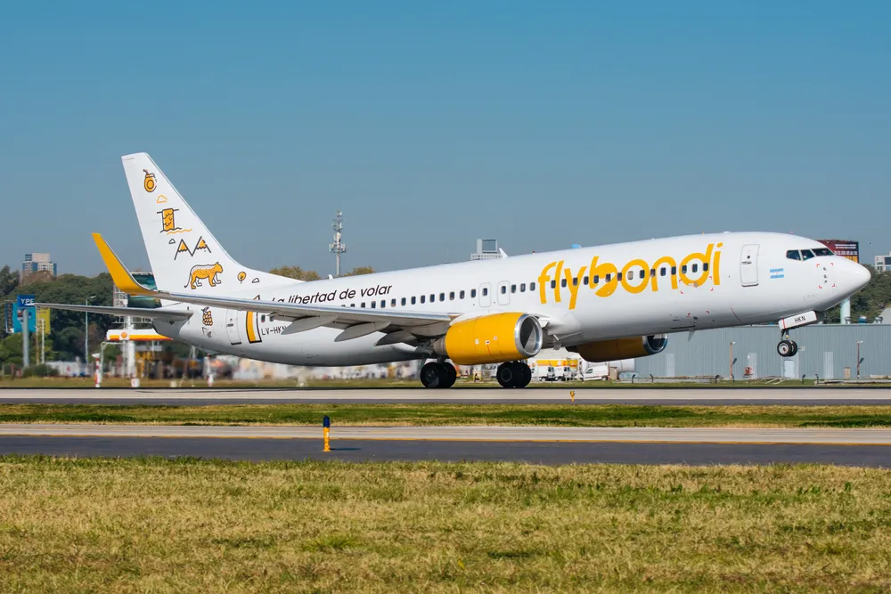 Flybondi: 700 despedidos, vuelos suspendidos hace 12 días y web caída