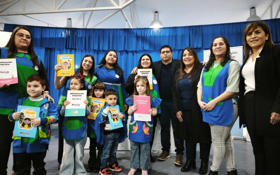 Claudio Vidal entregó libros del Plan de Alfabetización Plen@ y equipamiento para la Escuela Industrial