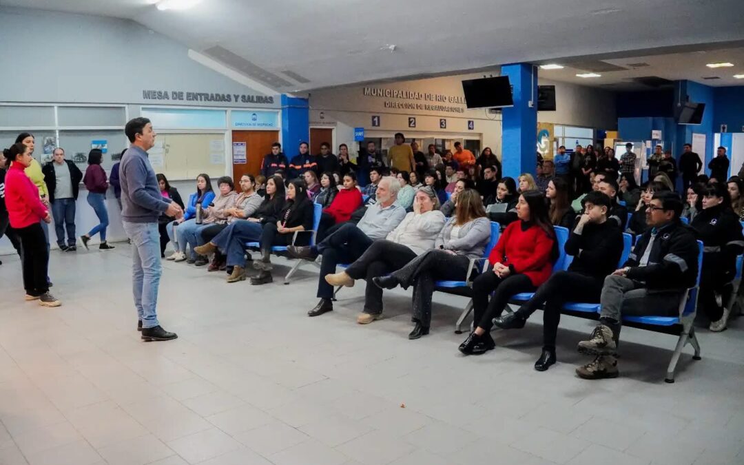 Grasso recorre dependencias municipales para defender los recursos de la ciudad y la autonomía municipal