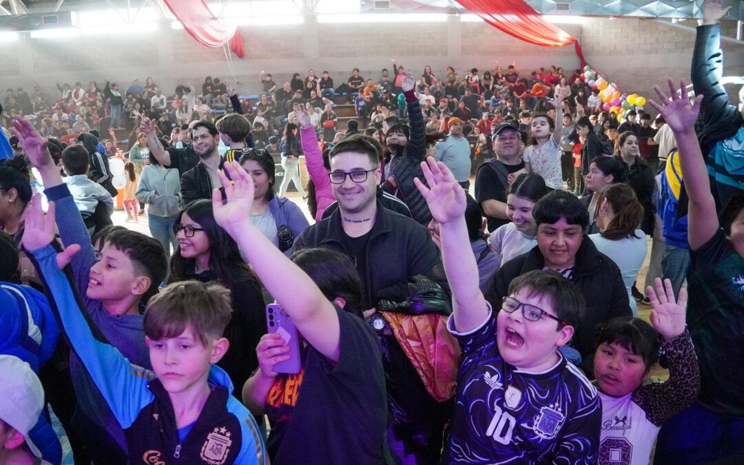 Con cientos de familias, un gran show y sorteos, el Municipio celebró el Mes de las Infancias