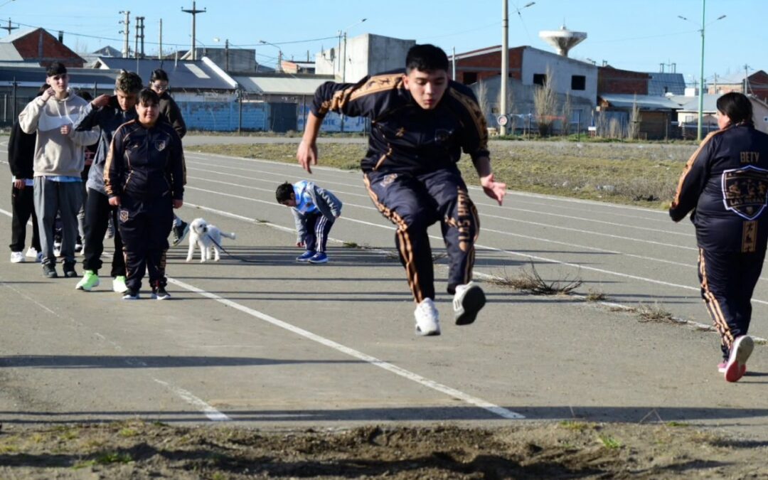 JUEGOS SANTA CRUZ PUEDE. Más de 70 deportistas participaron de la instancia provincial de Atletismo Adaptado