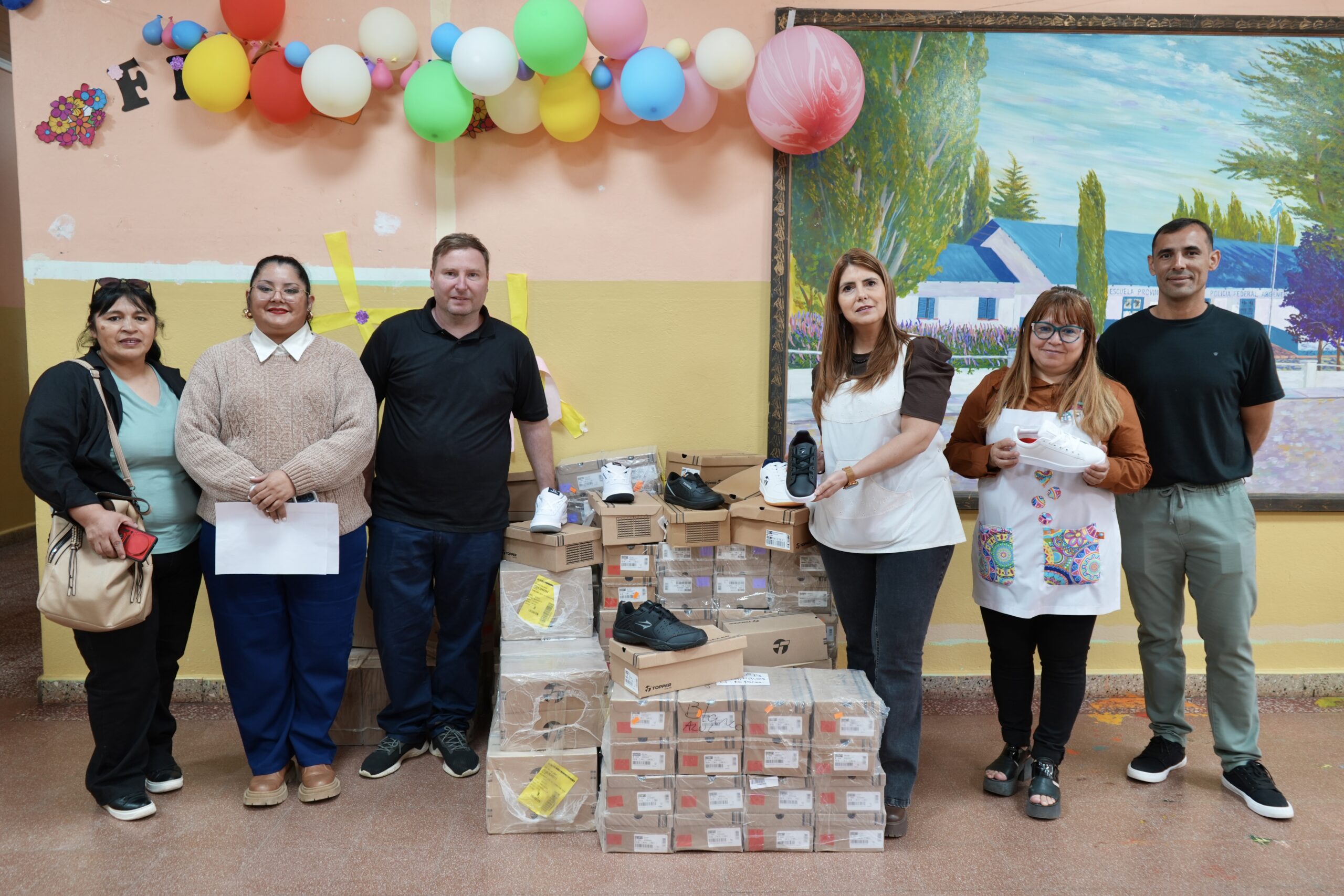 Se entregaron más de 350 pares de zapatillas en Lago Posadas y Los Antiguos