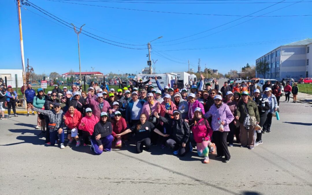 Una multitudinaria caminata reunió a familias y adultos mayores en Río Gallegos