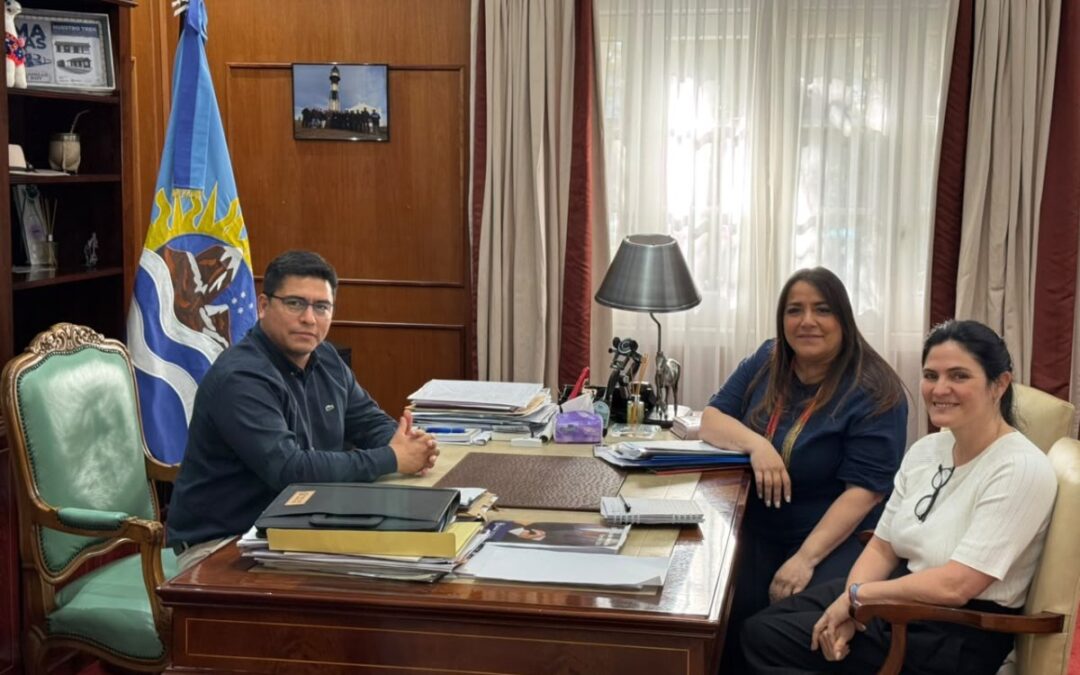 Claudio Vidal recibió a la intendenta de Piedra Buena para avanzar en la finalización de viviendas y el Plan Veredas