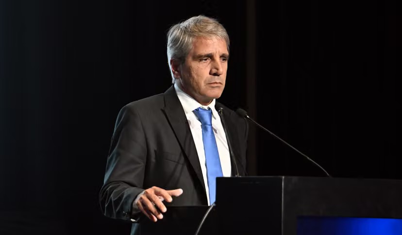 Luis Caputo denunciado por 50 sindicatos tras retener fondos para las obras sociales